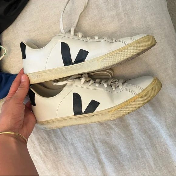 Veja Sneakers - Picture 3 of 5